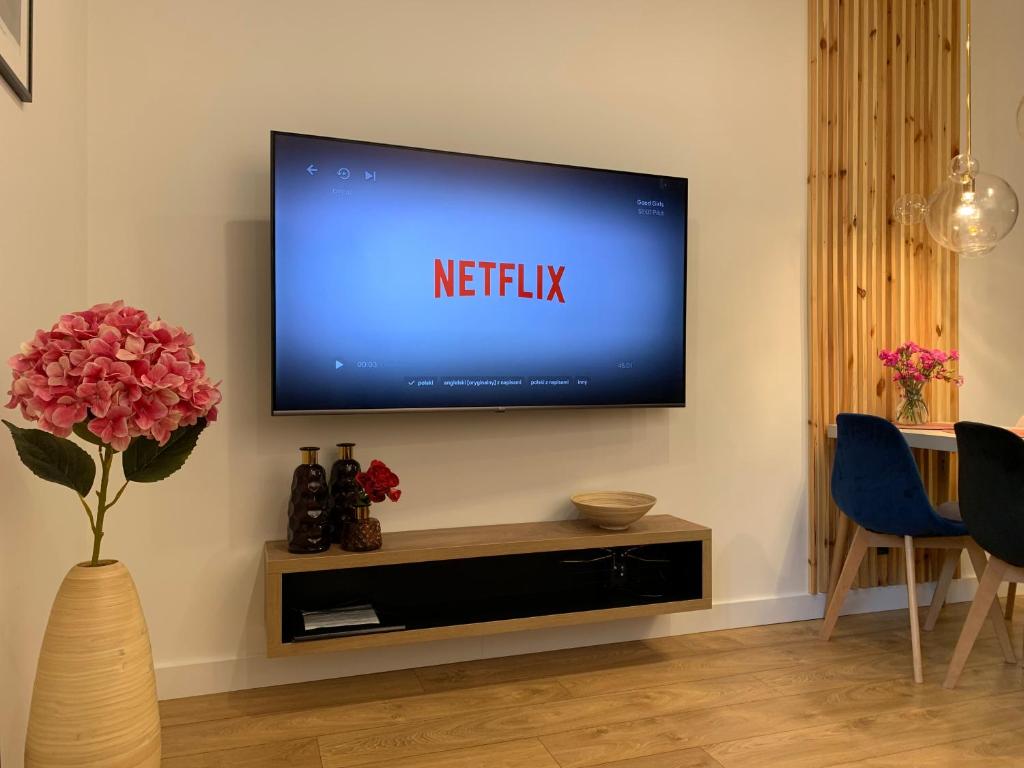 Televízia a/alebo spoločenská miestnosť v ubytovaní Nowy Apartament, dobrze wyposażony, blisko w górki, dostęp na kod