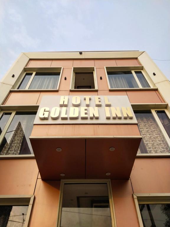 un edificio con un cartello che legge la locanda dorata dell'hotel di Hotel kartik a Zirakpur