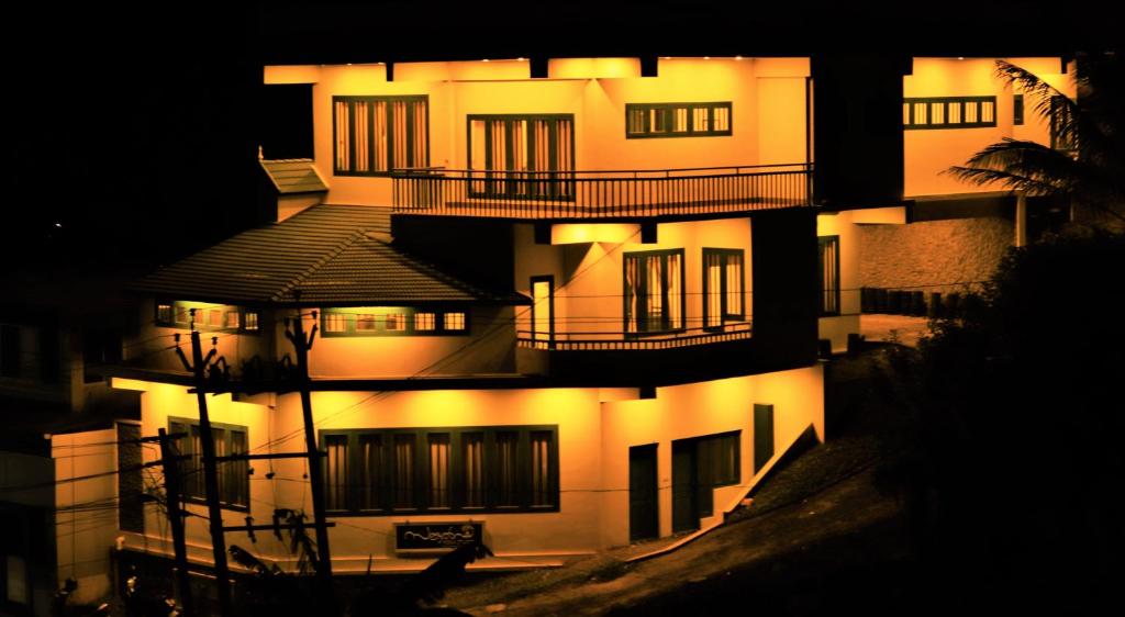 un gran edificio blanco con luces encendidas por la noche en Urban Hills - Most Recommended, en Kattappana