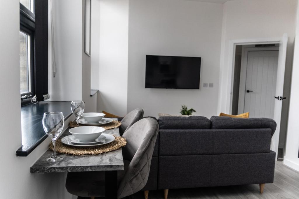 TV a/nebo společenská místnost v ubytování Spire Accommodations Ltd