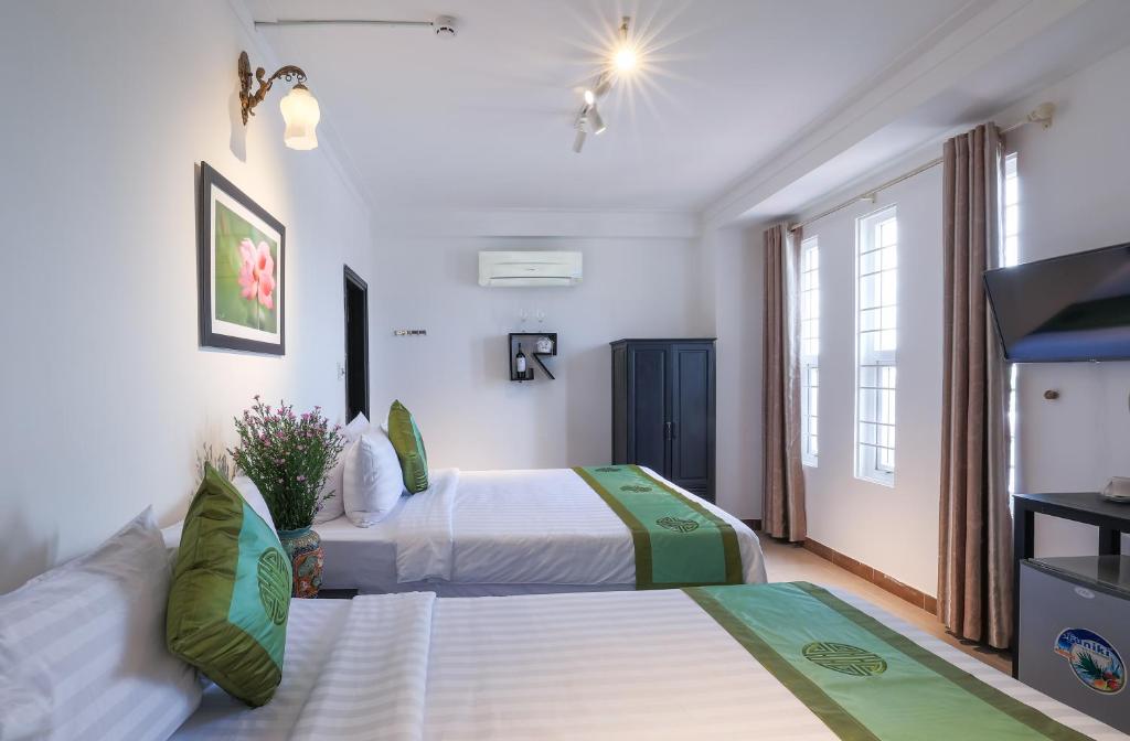 Charming Riverside Hotel - 8