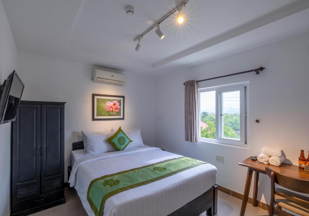 Giường trong phòng chung tại Charming Riverside Hotel