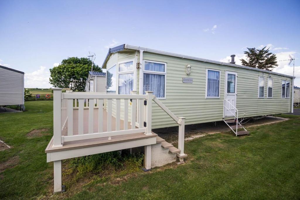 8 berth caravan at Seawick Holiday Park in Essex ref 27024HV, ClactononSea, UK