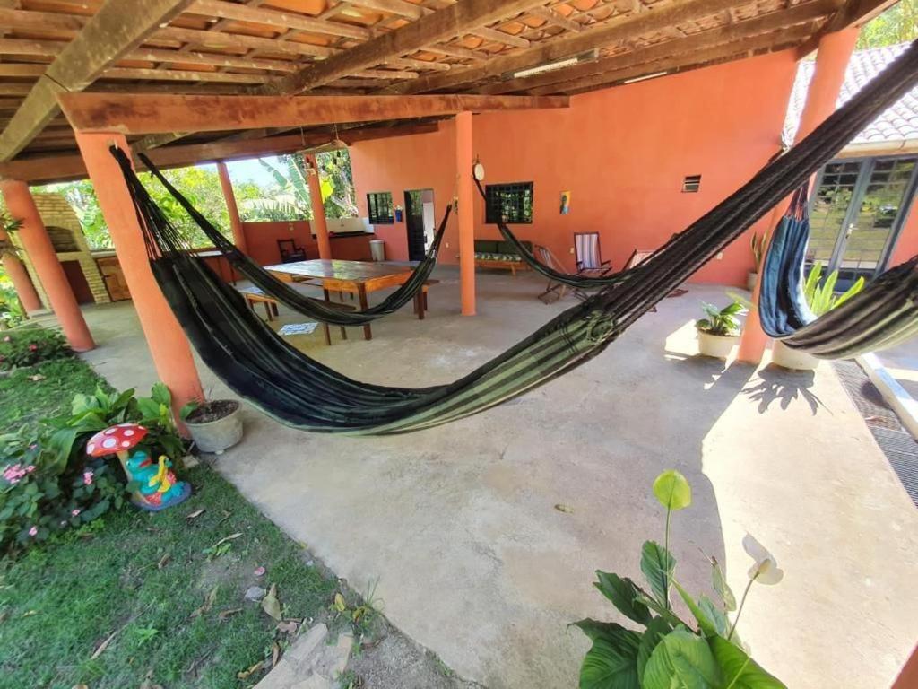 eine Terrasse mit einer Hängematte in einem Haus in der Unterkunft Linda casa com banho natural em Guaramiranga in Guaramiranga