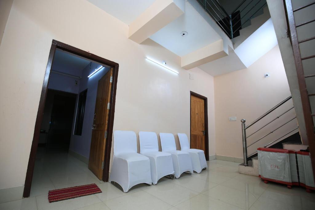 Posezení v ubytování Railview inn Bhubaneswar