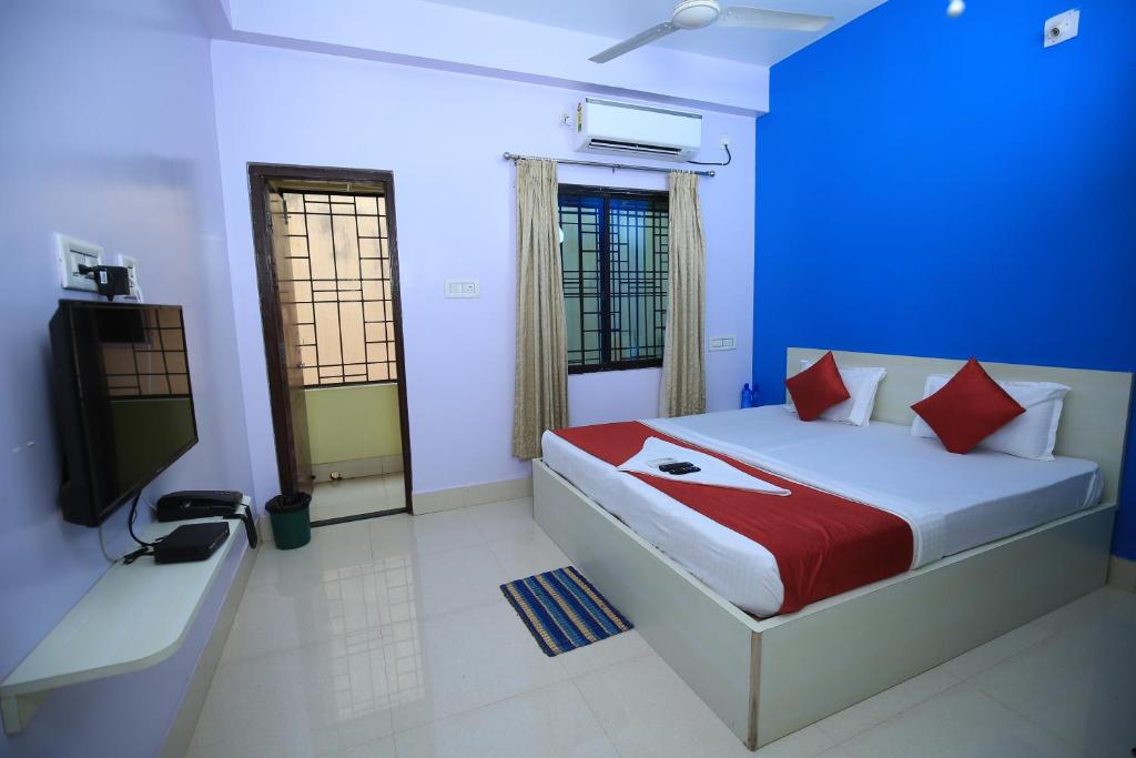 Postel nebo postele na pokoji v ubytování Railview inn Bhubaneswar