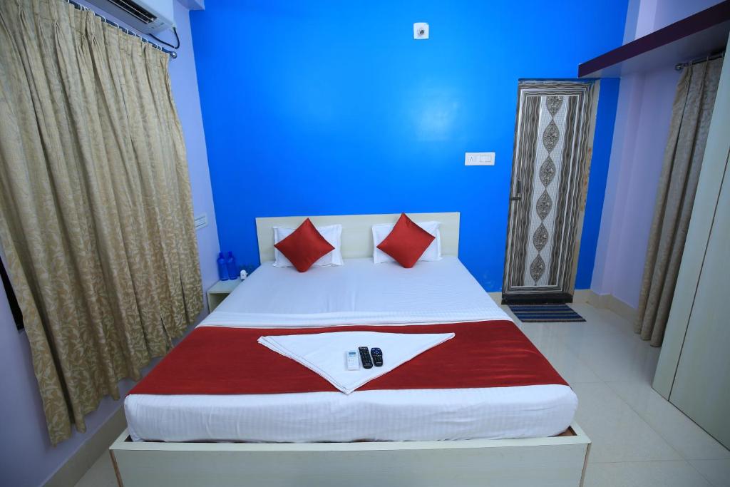 Postel nebo postele na pokoji v ubytování Railview inn Bhubaneswar