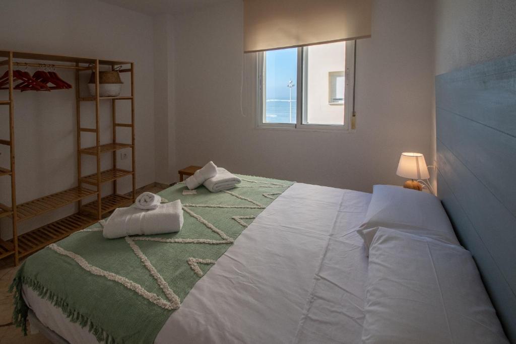 Posteľ alebo postele v izbe v ubytovaní Apartamento Tribalia Cadiz