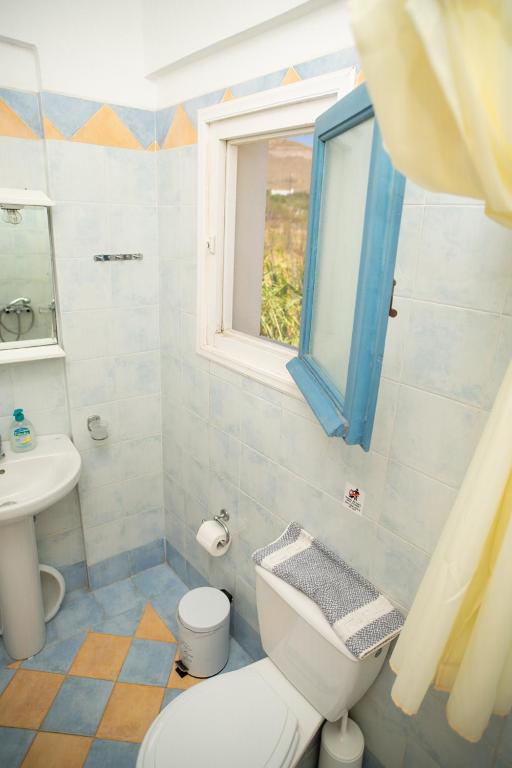 Koupelna v ubytování Manos Rooms