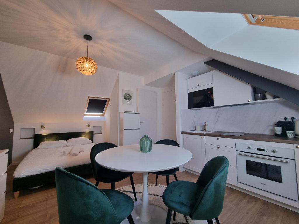 Zimmer mit einem Bett, einem Tisch und Stühlen in der Unterkunft Le Cœur d’Artichaut by Madame Conciergerie in Bruz