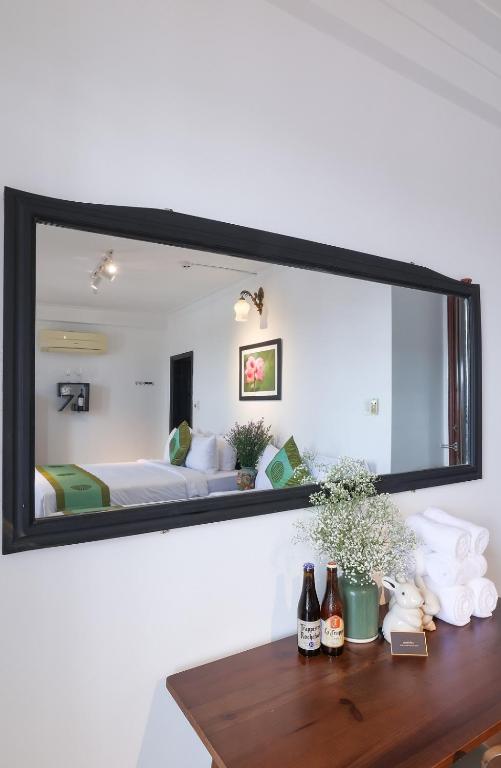 Charming Riverside Hotel - 13