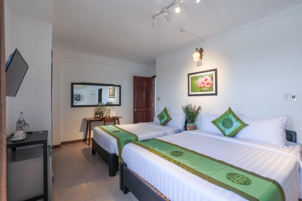 Charming Riverside Hotel - 12