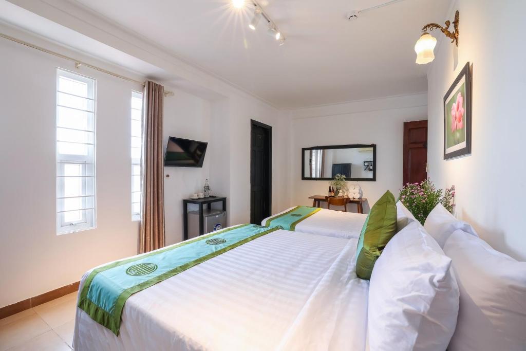 Giường trong phòng chung tại Charming Riverside Hotel