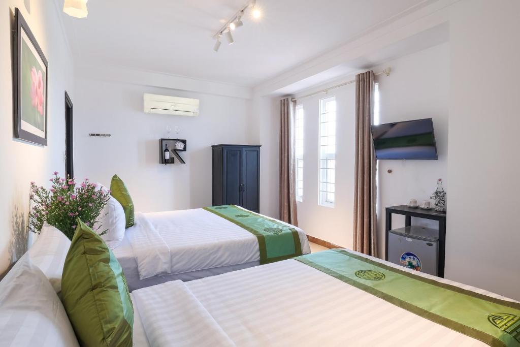 Charming Riverside Hotel - 11