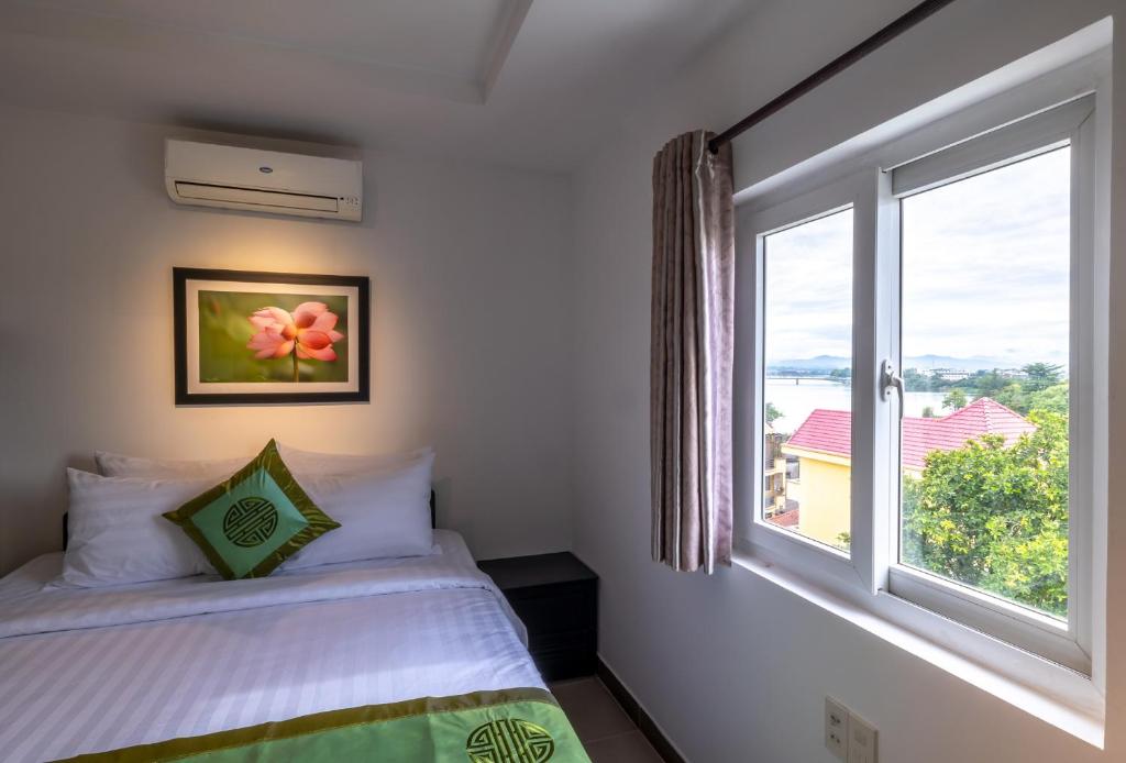 Charming Riverside Hotel - 1