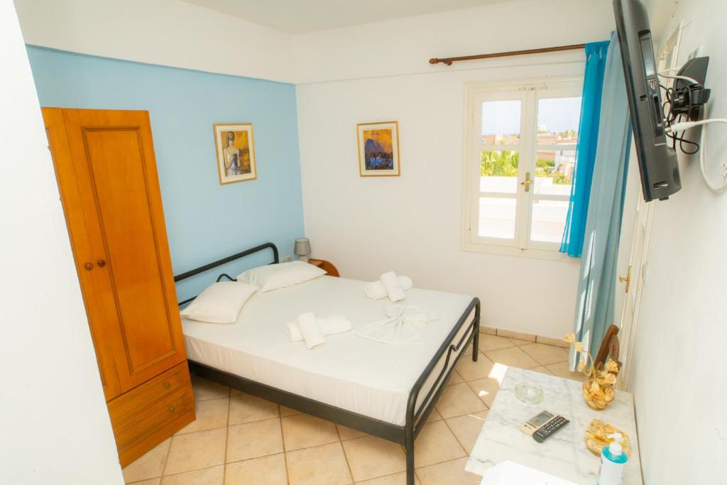 Postel nebo postele na pokoji v ubytování Manos Rooms