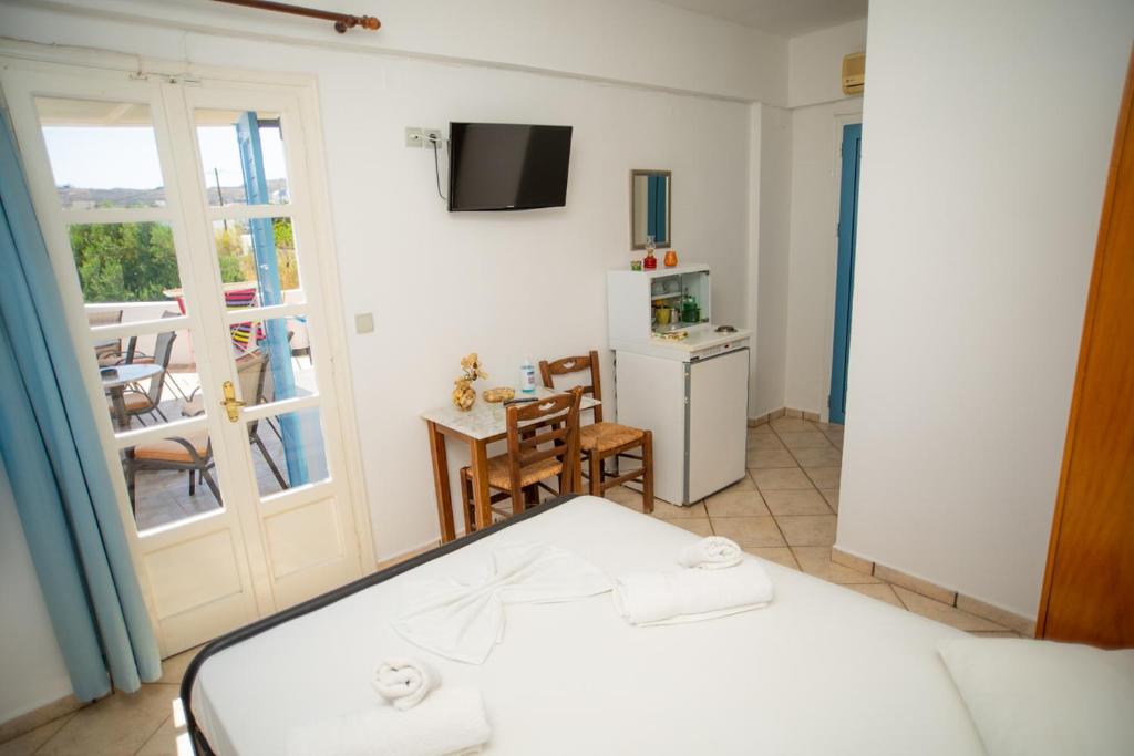 Postel nebo postele na pokoji v ubytování Manos Rooms