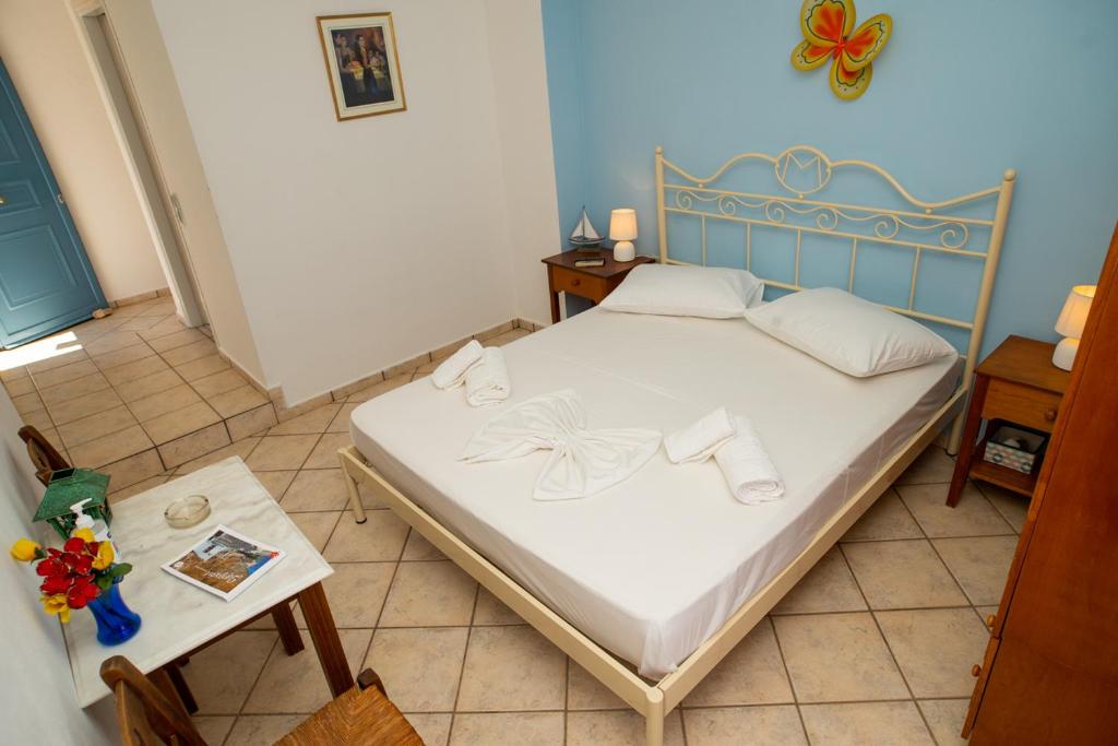 Postel nebo postele na pokoji v ubytování Manos Rooms
