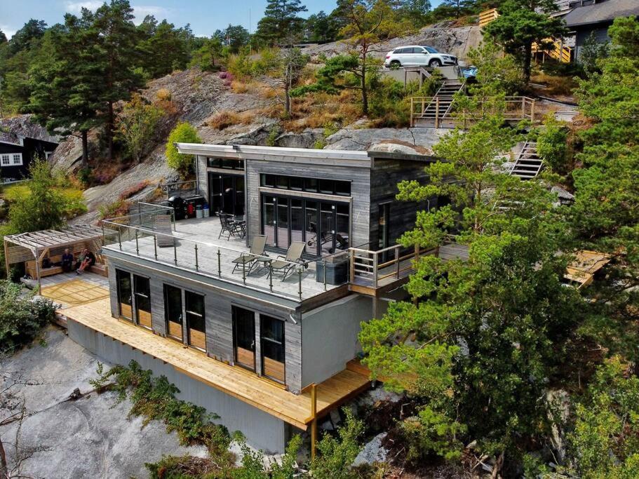 widok z góry na dom na wzgórzu w obiekcie Brand new beautiful cabin view Wifi Sonos system w mieście Larvik