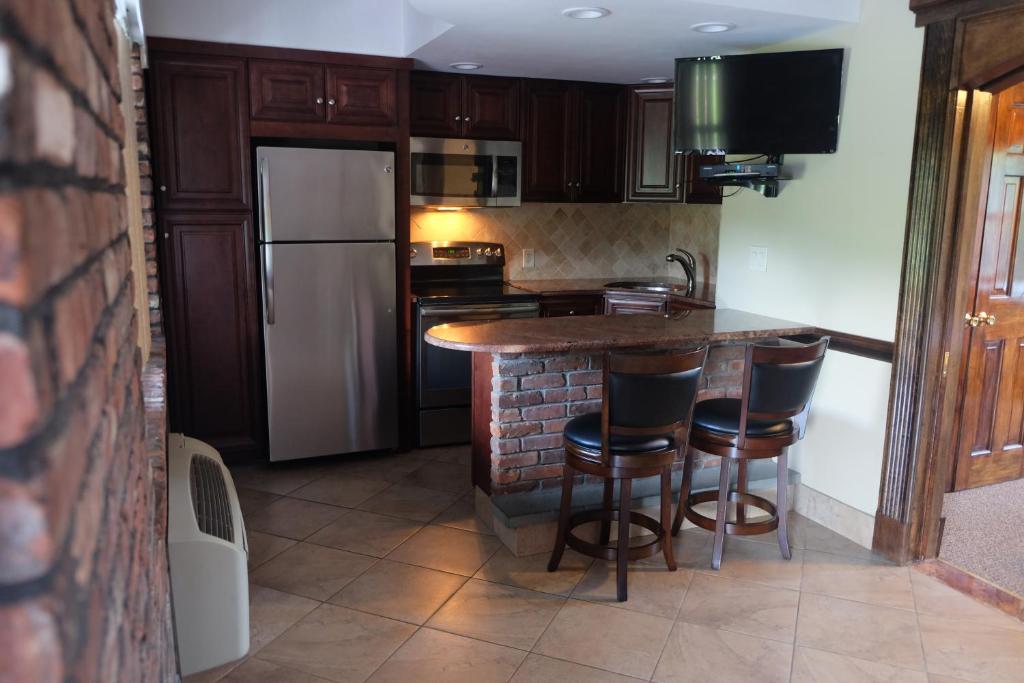 Chalet Inn & Suites - Deluxe Queensuite