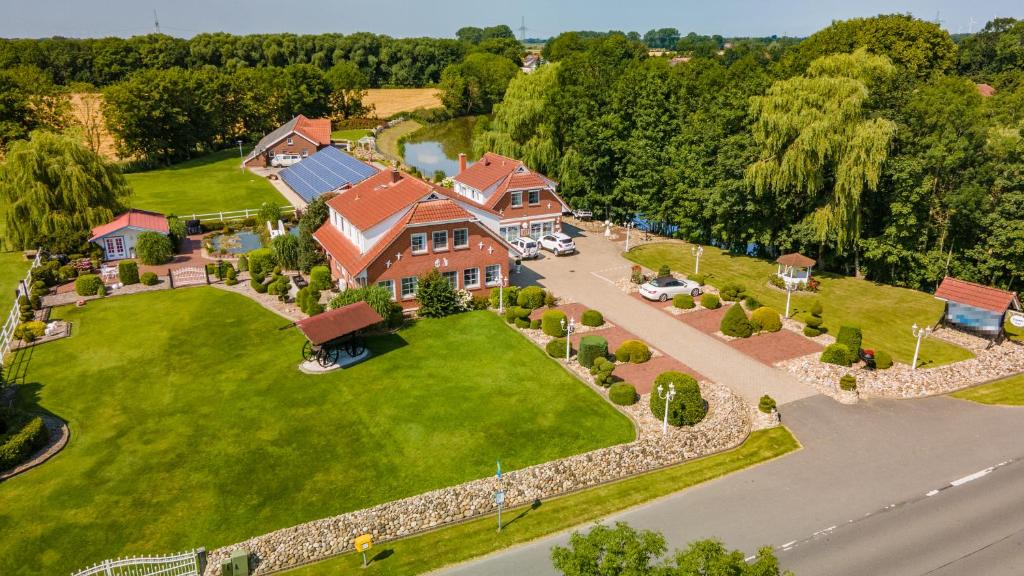 an aerial view of a large house with a yard at Landhaus-Altebrücke in Wangerland