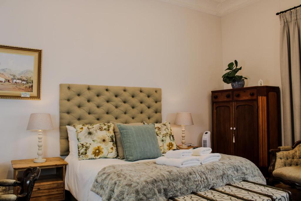 - une chambre avec un lit et 2 serviettes dans l'établissement Linkview House, à Frankfort