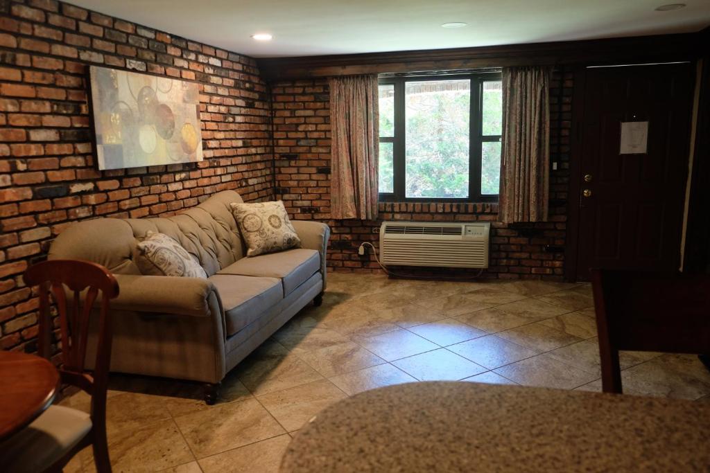 Chalet Inn & Suites - Deluxe Kingsuite