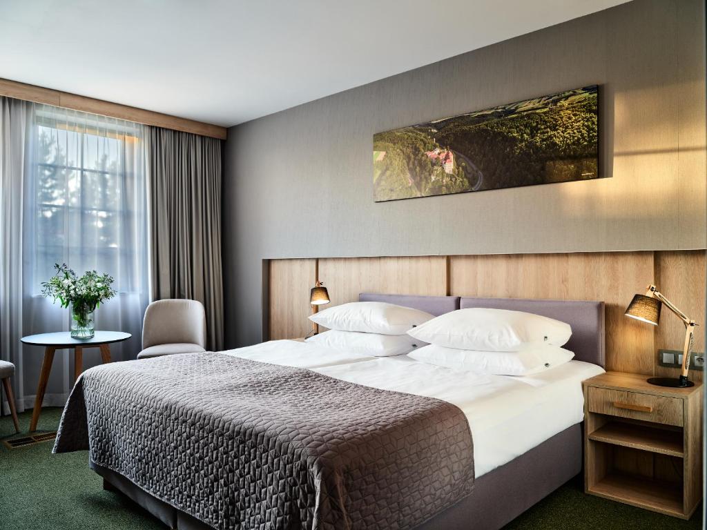 Un pat sau paturi într-o cameră la Hotel Great Polonia Kraków Airport - Ex Hotel Witek