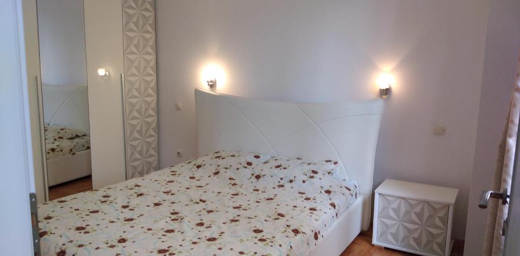 Ένα ή περισσότερα κρεβάτια σε δωμάτιο στο Lovely condo next to salt room, bus station