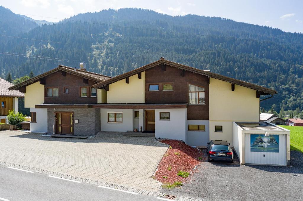 Nespecifikovaný výhled na hory nebo výhled na hory při pohledu z hotelu