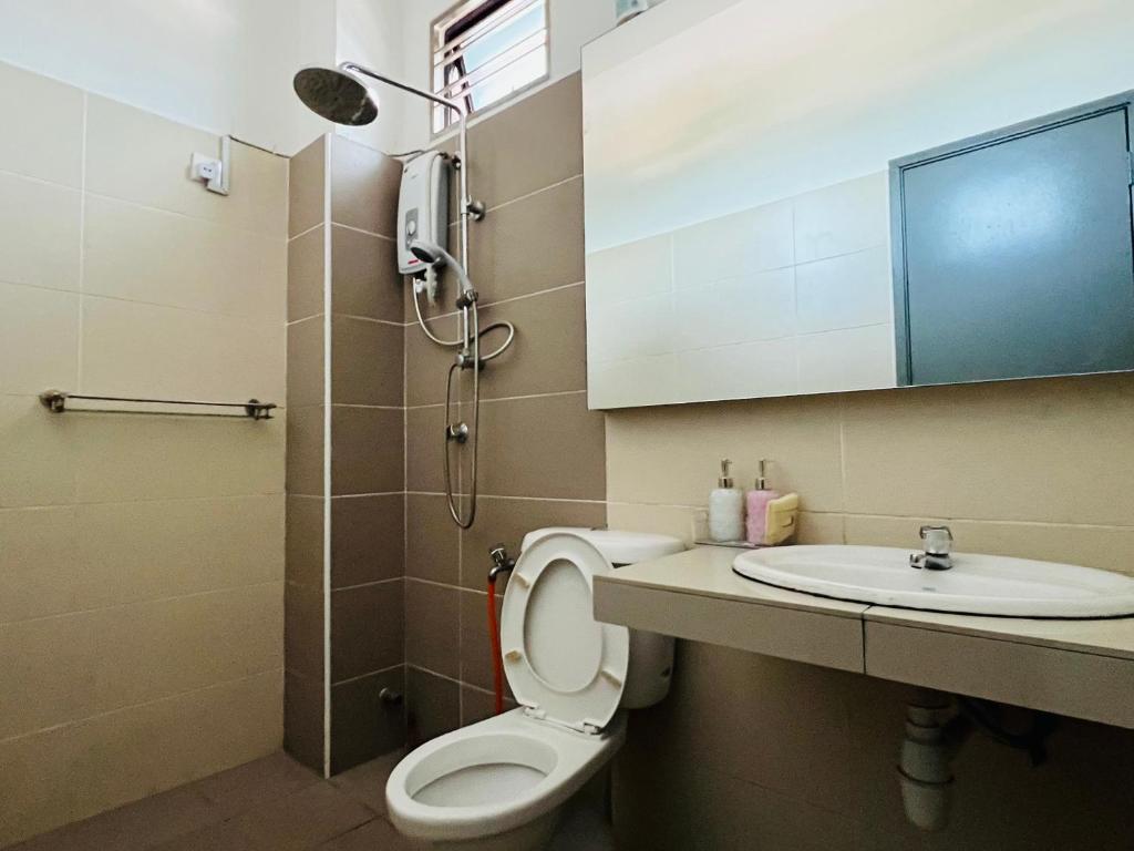 een badkamer met een toilet, een wastafel en een douche bij Kulai Lagenda Putra Corner House 古来公主城民宿 near JPO in Kulai