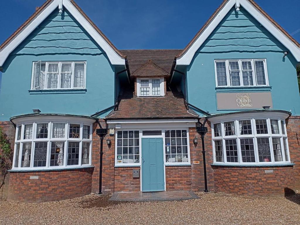 a large blue house with a blue door at The Queen Victoria in Snettisham