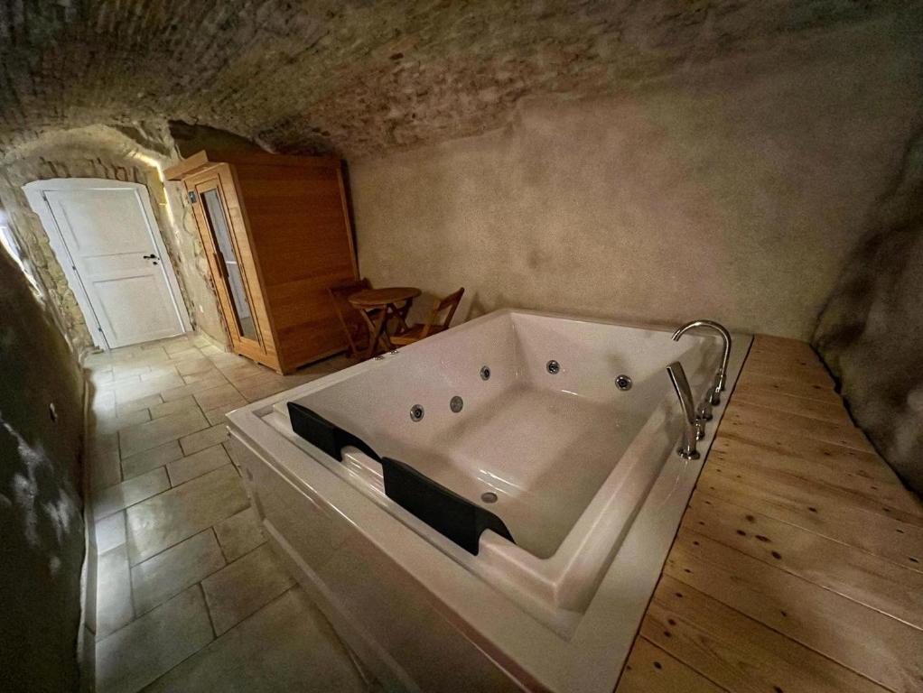 una gran bañera blanca en una habitación en Castello Room & Spa en Cagliari