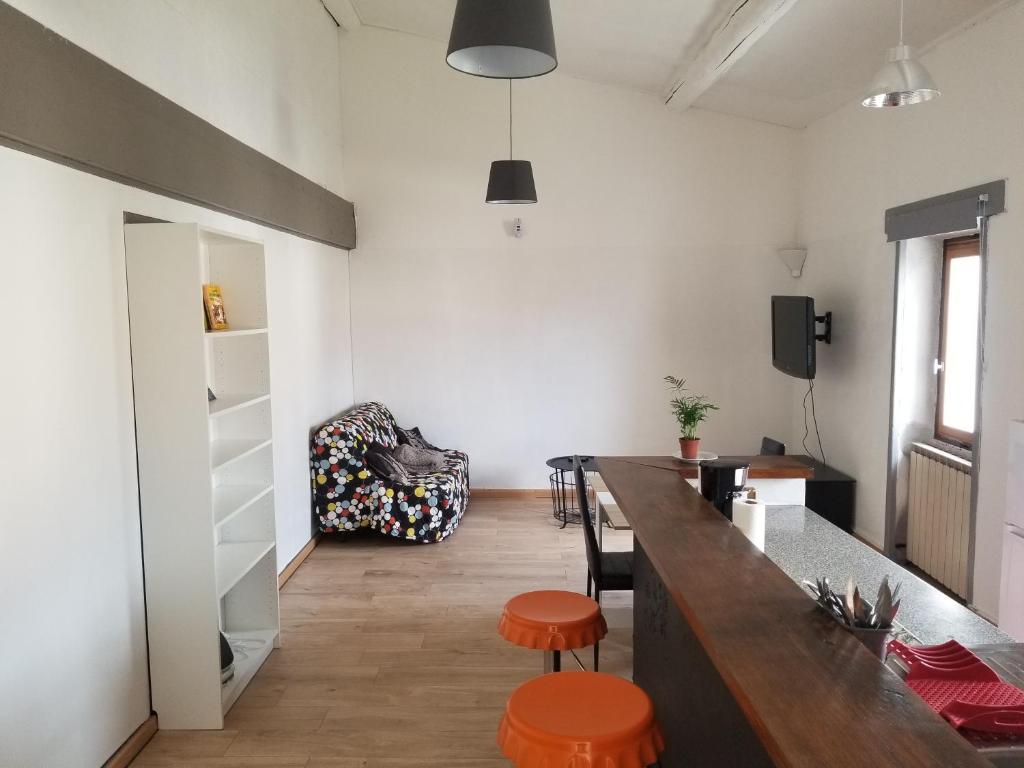Cette chambre dispose d'un bar avec tabourets orange. dans l'établissement Le bon séjour, à Marseille
