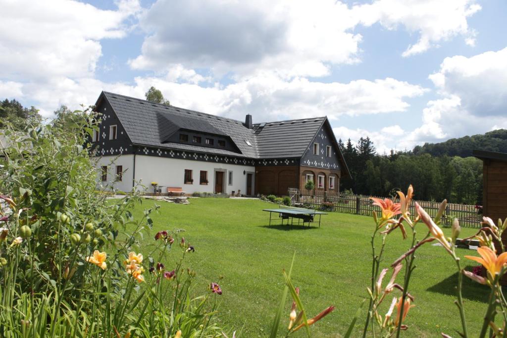 een groot huis met een groene tuin ervoor bij Doubický Venkov in Doubice