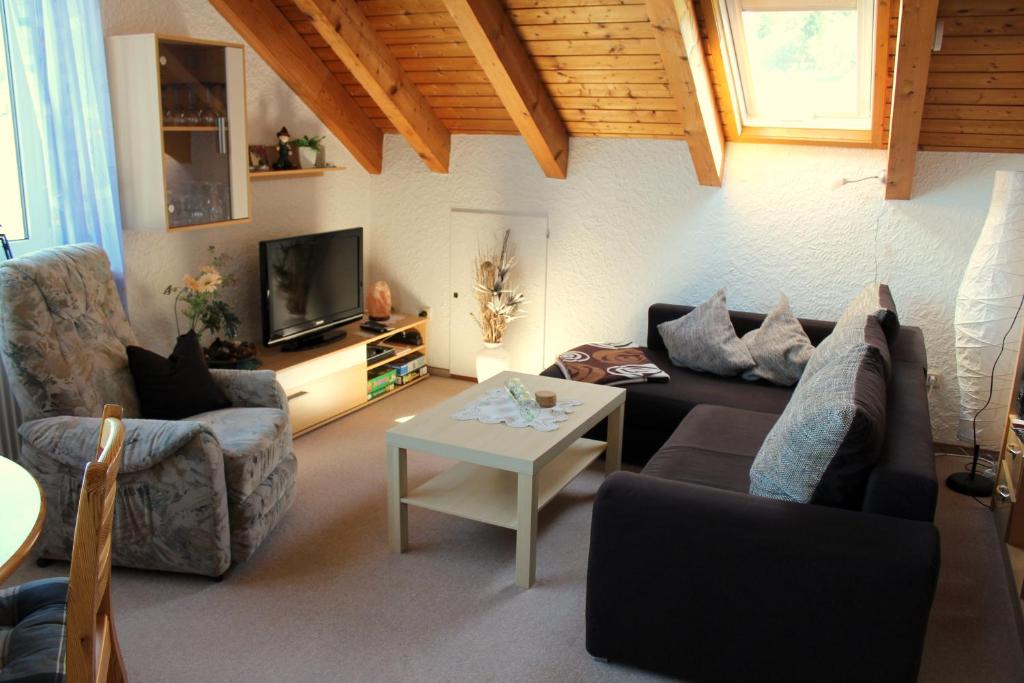 Ferienwohnung Ausblick في فيلنغن: غرفة معيشة مع أريكة وطاولة