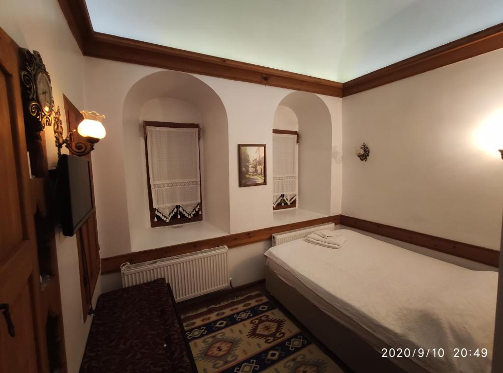 Postel nebo postele na pokoji v ubytování Demirkapi Konak Hotel