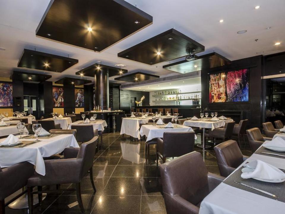 Un restaurante u otro lugar para comer en Millenium Hotel Flat