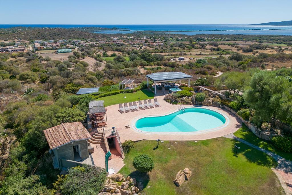 una vista aérea del establecimiento con una piscina y una casa en 2 Appartamento Porto Taverna, en San Teodoro