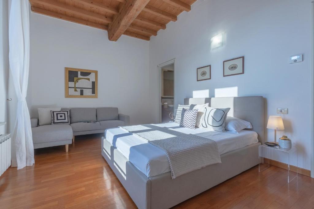Posteľ alebo postele v izbe v ubytovaní Palazzo Manfredini Exclusive & Deluxe Apartment