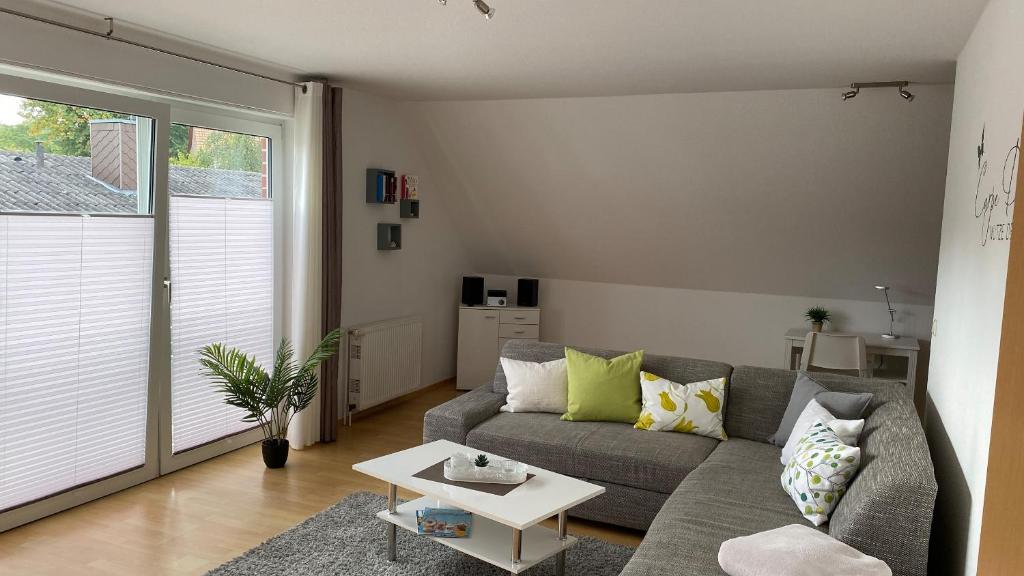 sala de estar con sofá y mesa en Ferienwohnung Fresch, en Heiligenhafen