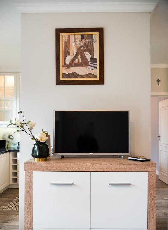 Televízia a/alebo spoločenská miestnosť v ubytovaní Prestige Verdant Apartment