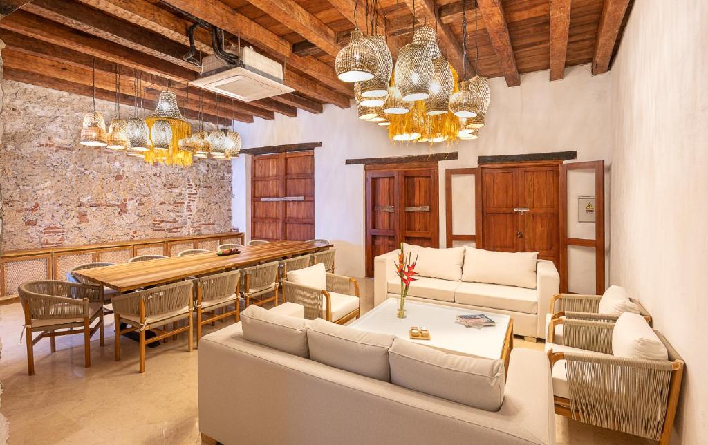 sala de estar con sofás y comedor en Voila Getsemani, en Cartagena de Indias