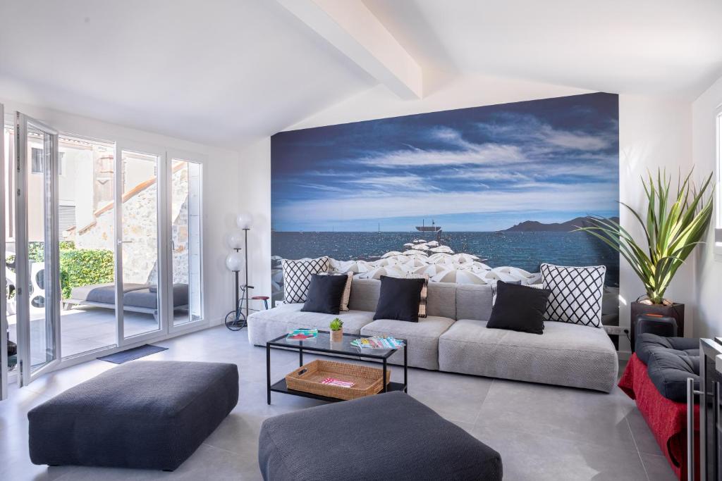 - un salon orné d'une grande peinture sur l'océan dans l'établissement Cannes Experience Pastour Privatize 6 aparts 10bedrooms&9baths 11doublebeds with his duplexpenthouse ROOFTOP close palais congres beaches et Suquet, à Cannes