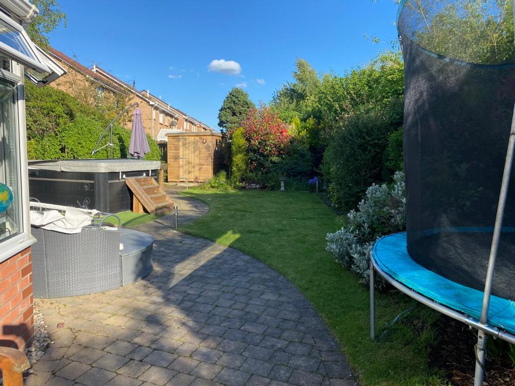 a backyard with a hot tub and a garden at Beautiful 3 Bedroom Detached home with hot tub in Fisherrow