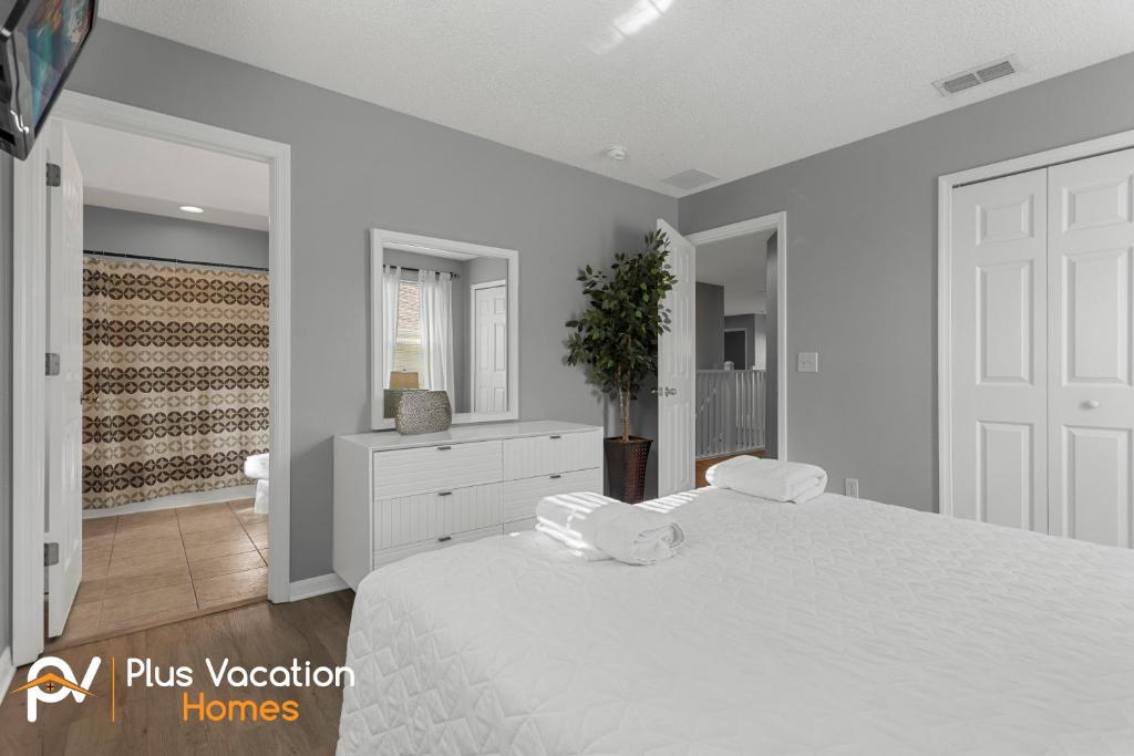 8503-Villa with Pool-Game Room-WiFi by Disney客房内的一张或多张床位