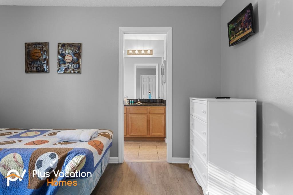 8503-Villa with Pool-Game Room-WiFi by Disney客房内的一张或多张床位