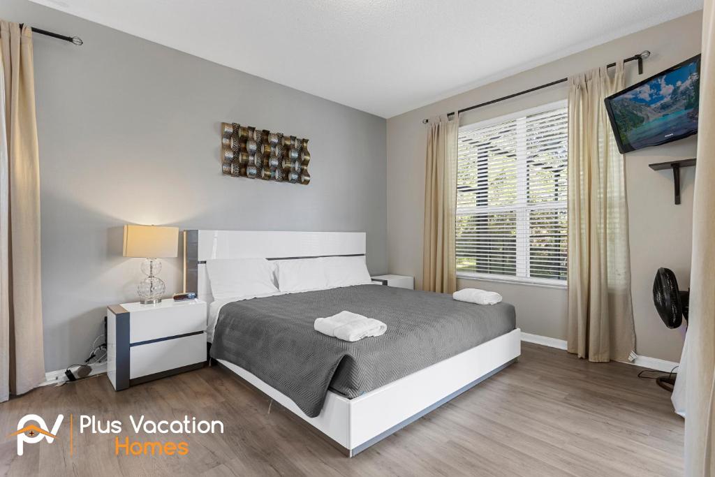 8503-Villa with Pool-Game Room-WiFi by Disney客房内的一张或多张床位