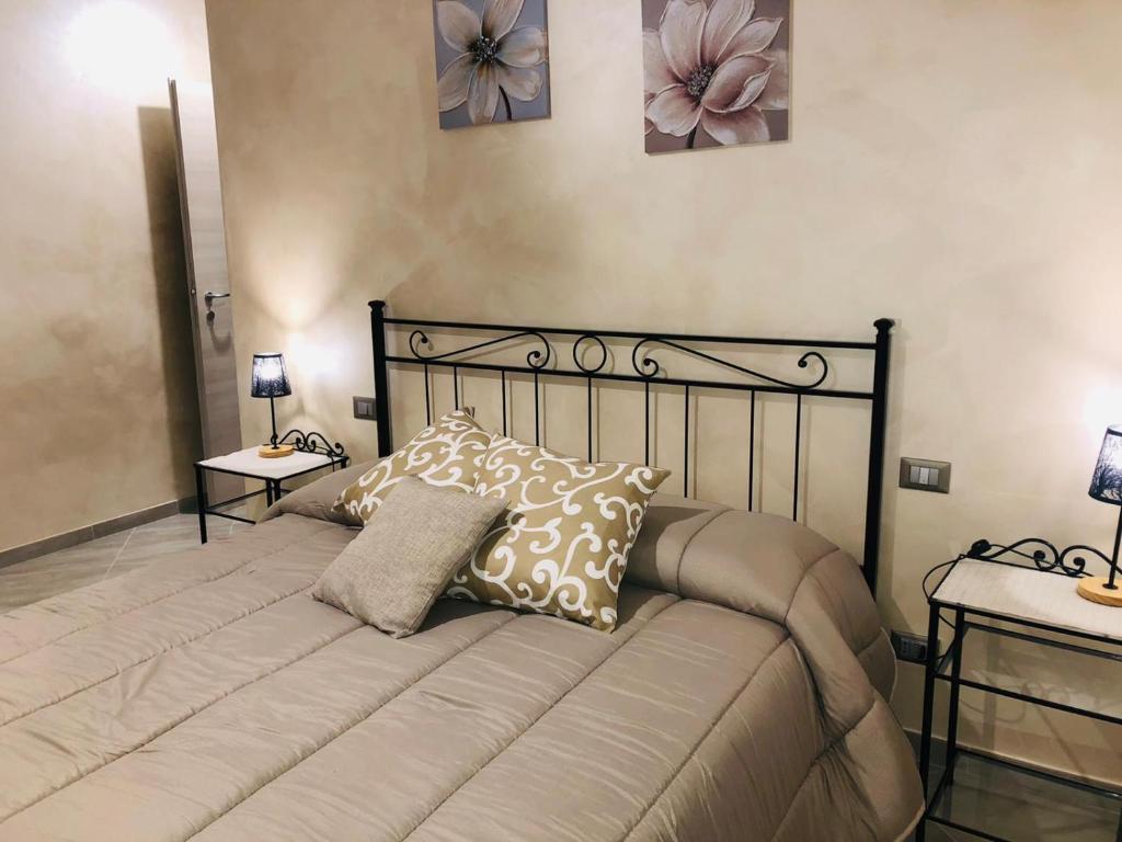 sypialnia z łóżkiem z 2 poduszkami w obiekcie A CASA DI ROSY w mieście Campobasso