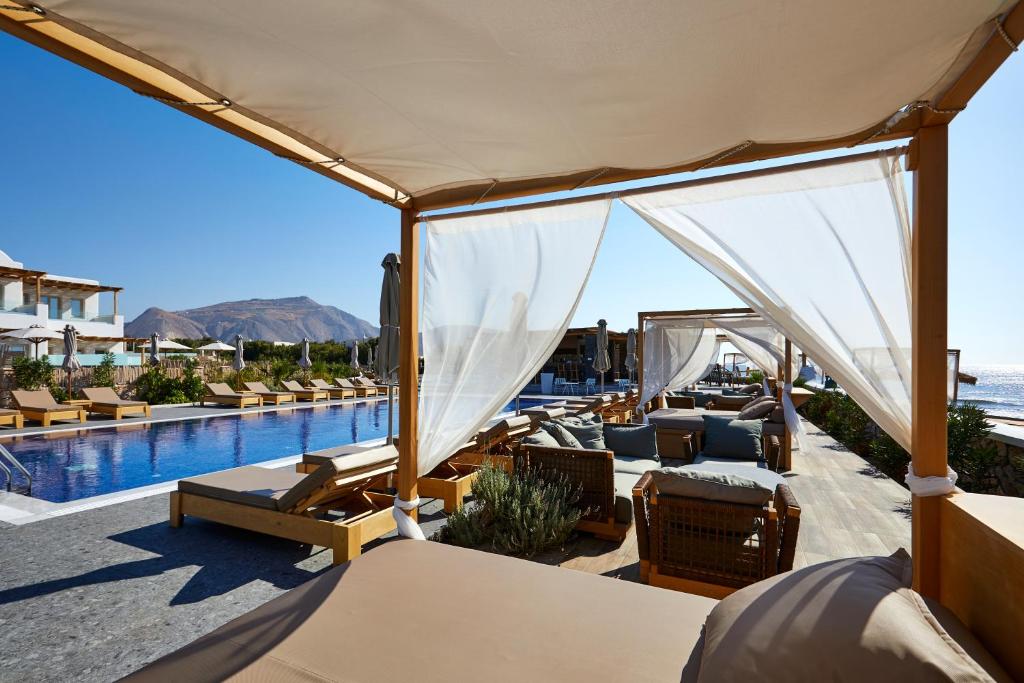 Bazén v ubytování Sea Breeze Santorini Beach Resort, Curio By Hilton nebo v jeho okolí